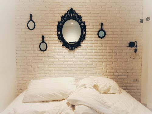 Ideen für Vintage-Spiegel im Schlafzimmer: hinter dem Bett