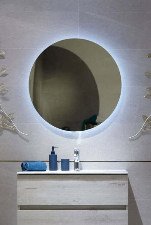 Ein Badezimmerspiegel mit indirekter Beleuchtung