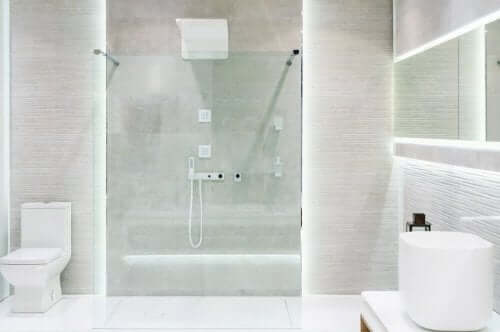 Eine XXL-Dusche im Badezimmer