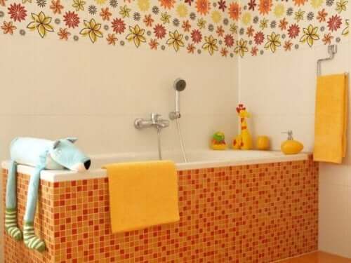 Ein Kinderbad gestalten: wichtige dekorative Elemente