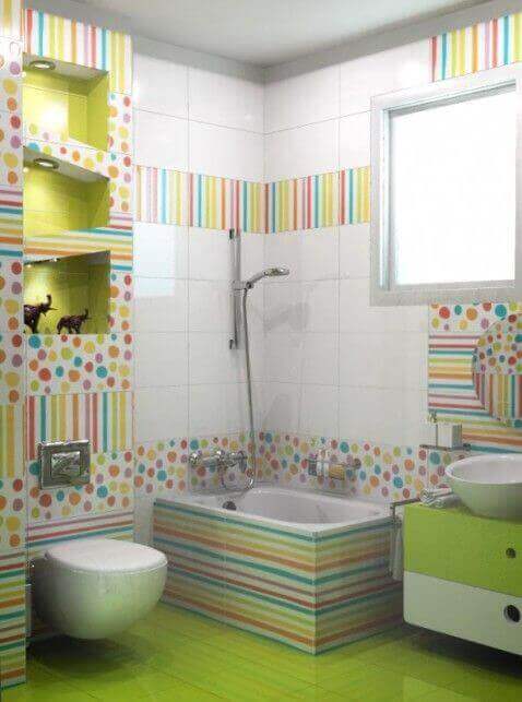 Ein Kinderbad in bunten Pastellfarben