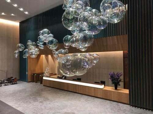 Seifenblasen: ein dekoratives Element, das Innenräume belebt