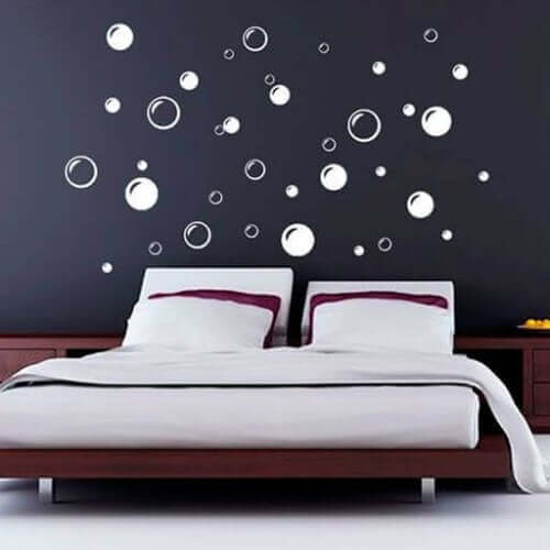 Seifenblasen-Wandbilder über dem Bett