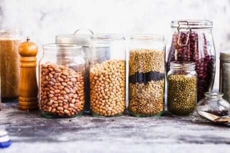 Bewahre deine Lebensmittel in Dosen und Gläsern in der Speisekammer auf