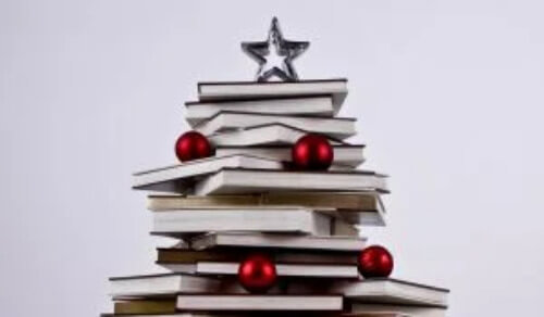 Bücher als Weihnachtsbaum