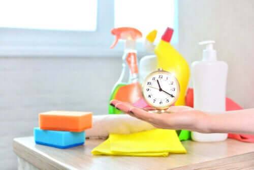 Reinigungs- und Bleichmitteln helfen dabei dein Zuhaus zu desinfizieren, zu reinigen und einen frischen Duft zu schaffen