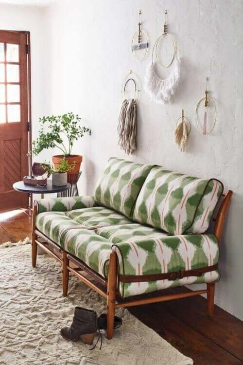Gemusterte Sofas mit linearen und geometrischen Mustern