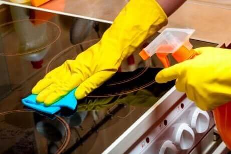 Eine Küche, die im Allgemeinen sauber gehalten wird, ist einfach zu reinigen