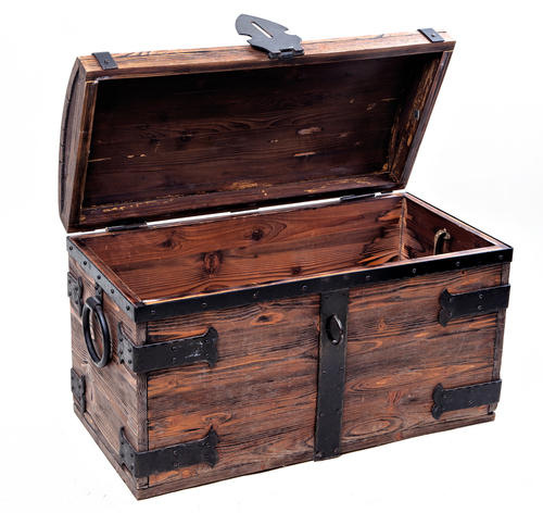 Baúl de madera antiguo con remaches metálicos en los bordes y esquinas