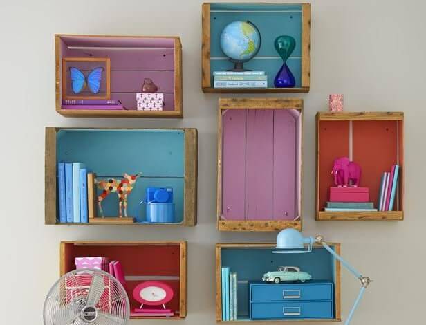 decorar sua casa com caixas de madeira-como prateleiras.