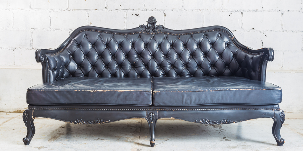 Sofá negro de estilo vintage