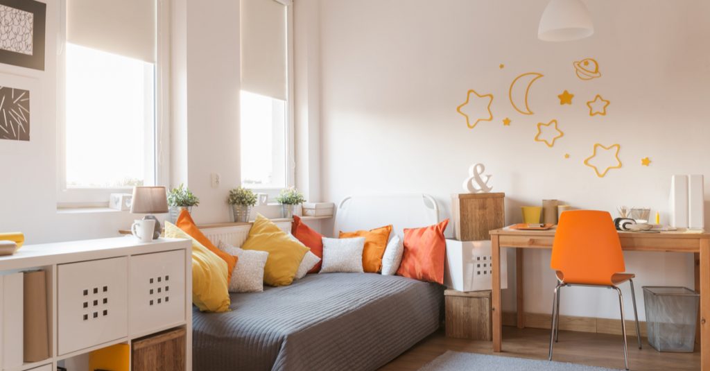 Decoración de una habitación en tonos naranjas y amarillos para niña adolescente