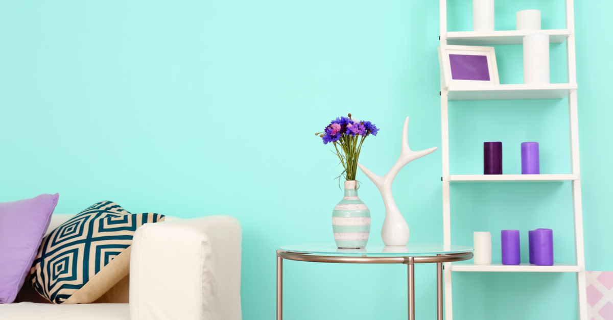 Habitación decorada con detalles en lila siguiendo el principio de armonía