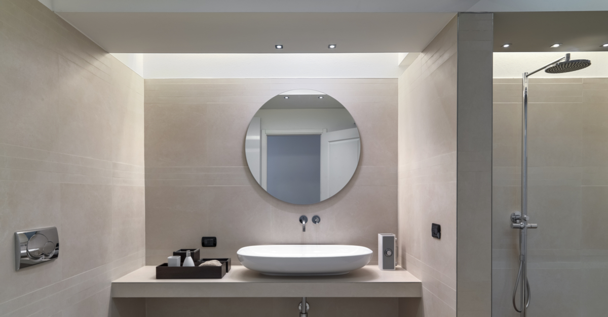 Iluminación en lavabos y ducha en un baño moderno