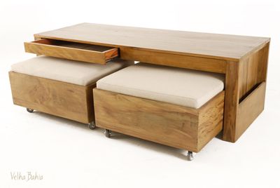 Mesa con banquetas debajo en madera y tapizado en blanco