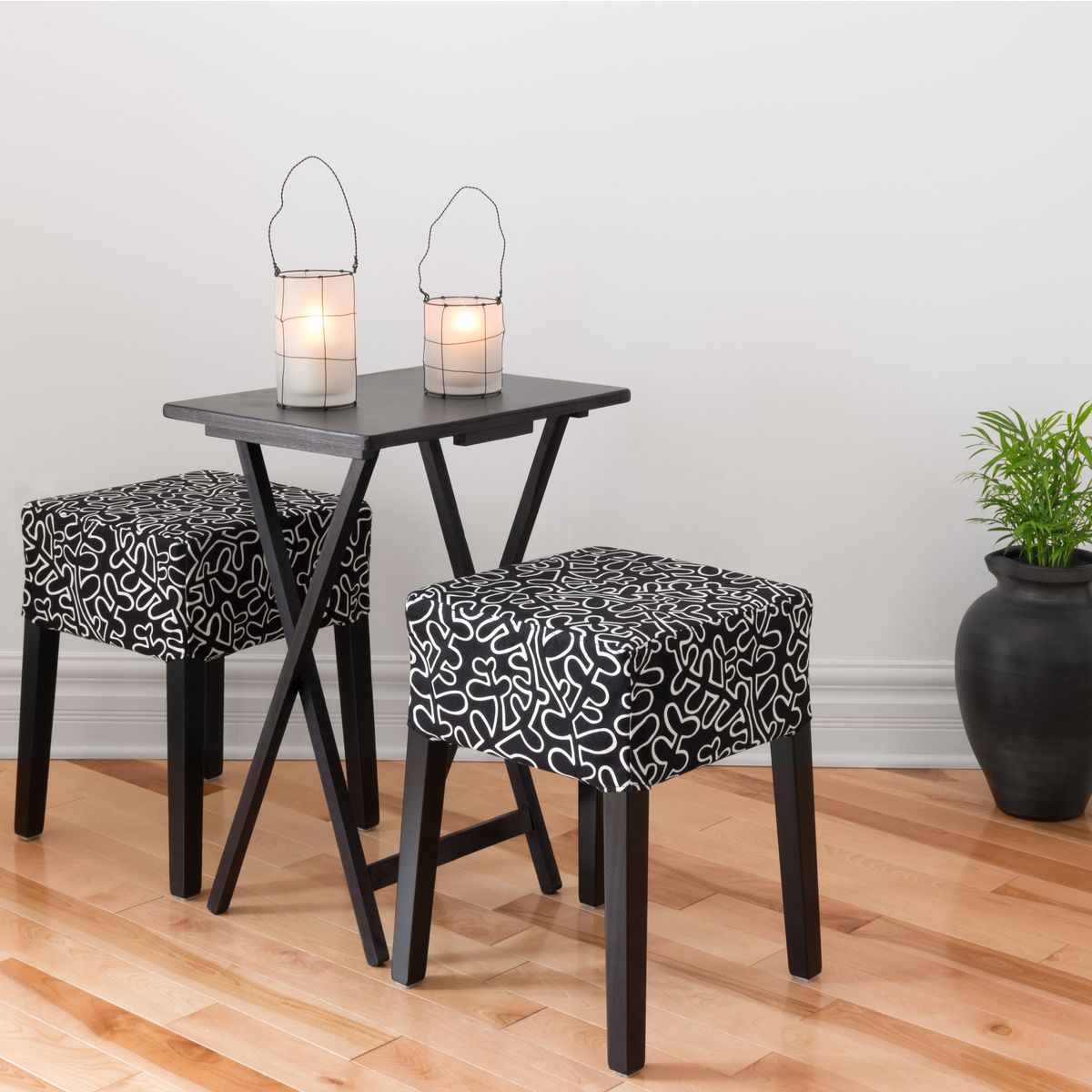Mesa en negro plegable con taburetes tapizados