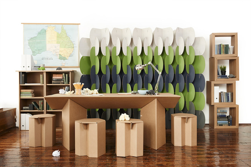 Mobiliario de cartón, mesas, sillas y estantería
