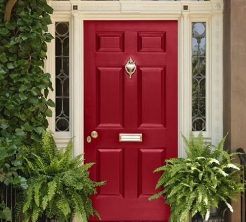 Puerta de exterior pintada de rojo.