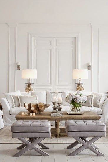 Salón clásico simétrico en tonos blancos, grises y madera