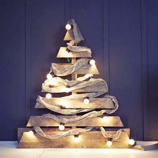 Árbol de Navidad hecho con las láminas de un palé, se ha decorado con luces y telas