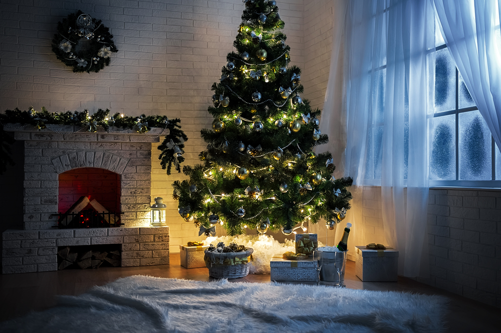 Árbol de Navidad colocado en la esquina del salón