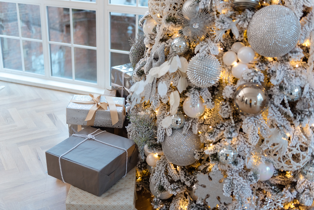 Kerstboom met witte en gouden elementen