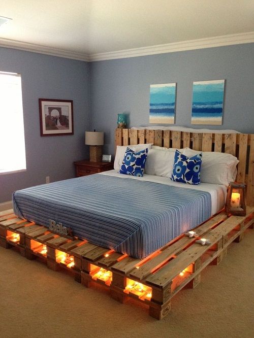 Estructura de la cama hecha con palés y con iluminación por debajo