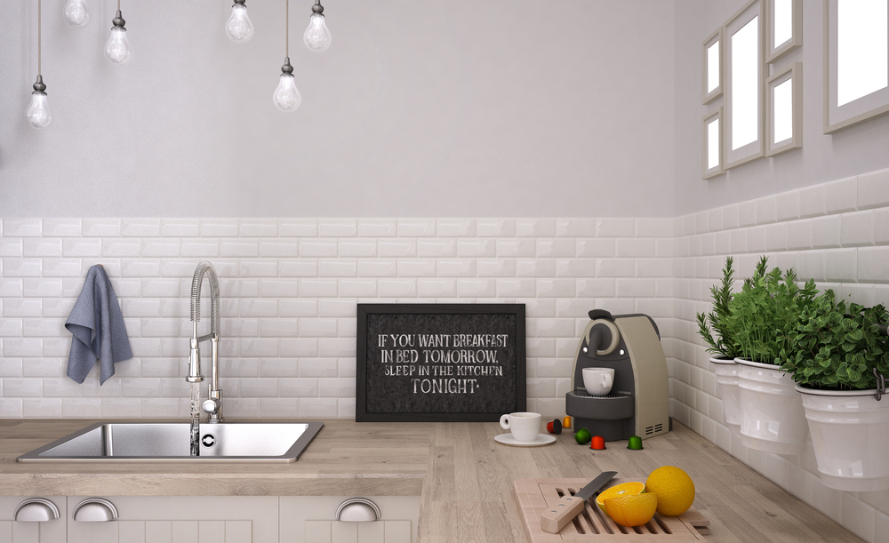 Cocina moderna con pared combinada por azulejos blancos y pintura gris