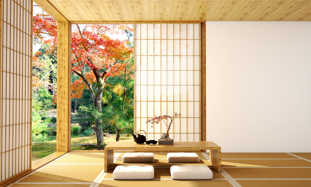 Habitación decorada al estilo japonés con puertas correderas traslúcidas de papel y muebles a ras de suelo