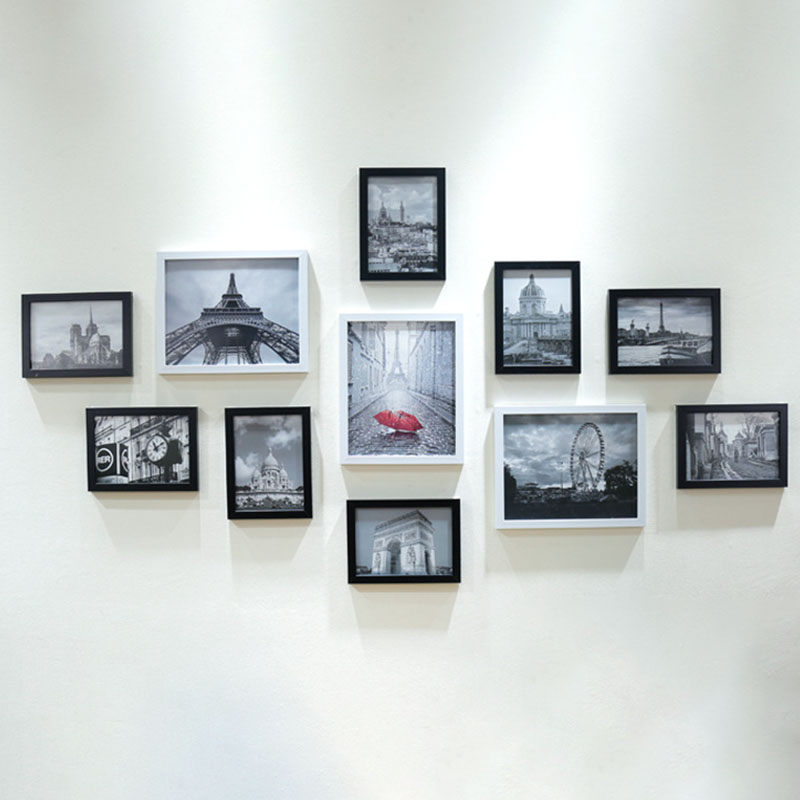 Fotos en marcos colgados de la pared de manera homogénea.