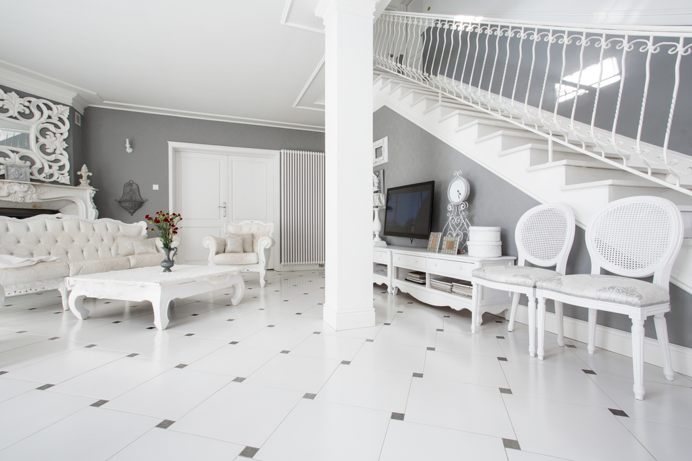 Salón decorado con estilo decimonónico en tonos blancos