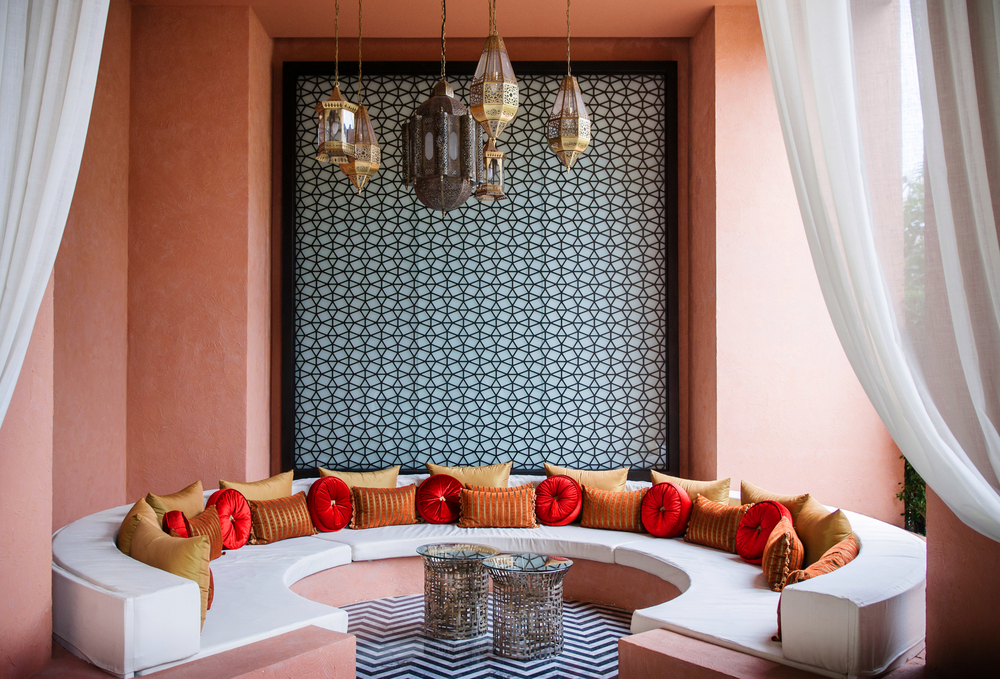 Salón de estilo marroquí en colores terrosos neutros