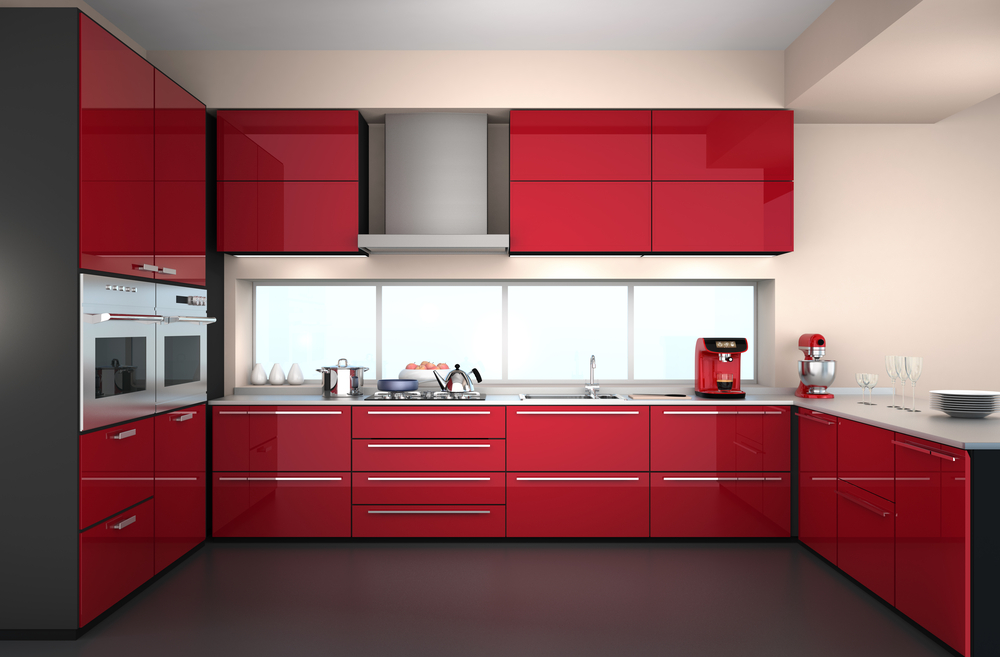 Cocina de color rojo combinada con suelo negro.