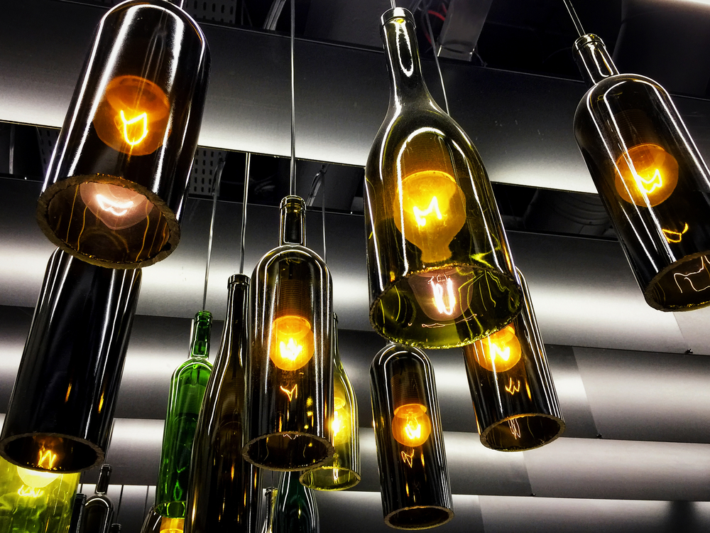 Lámparas hechas con botellas de vino.