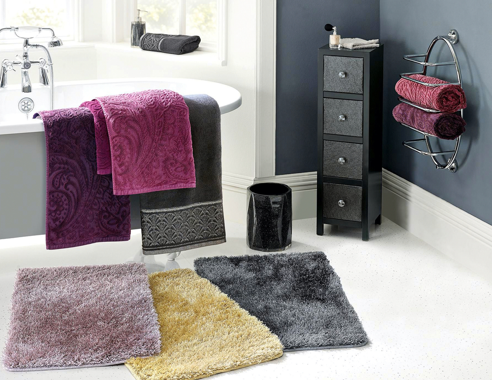 Conjunto de textiles para el baño: alfombrillas, toallas grandes y pequeñas.