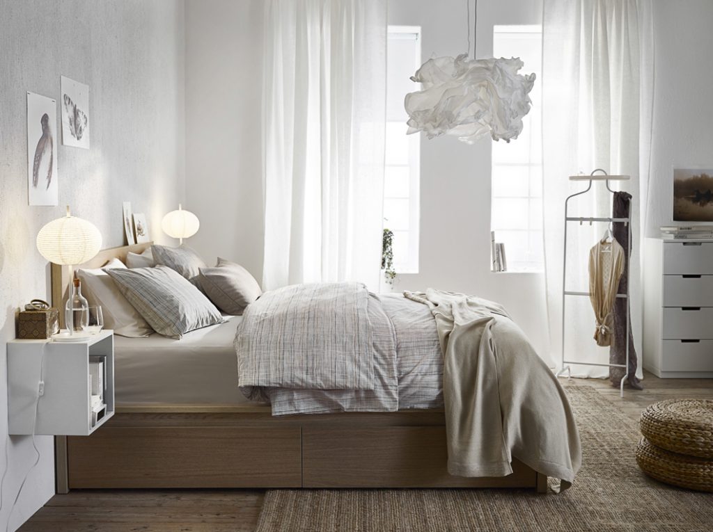 Decoración de dormitorio IKEA en tonos claros: blanco, marrón y beige.
