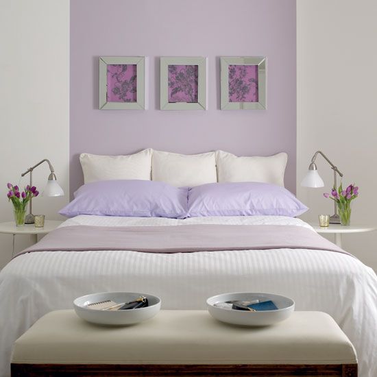 Dormitorio de color lavanda.