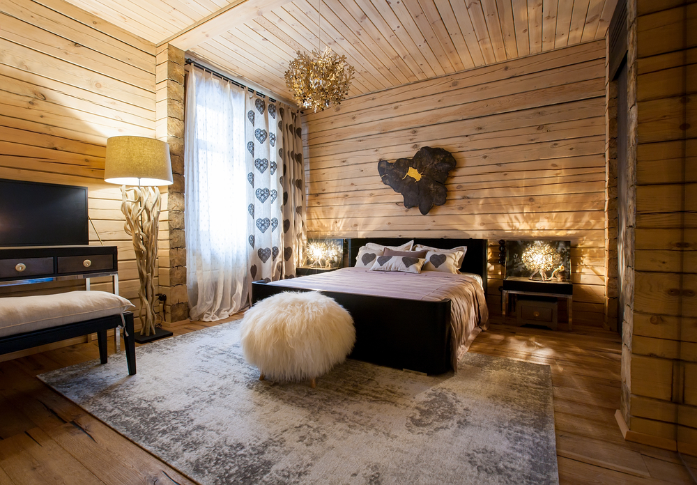 Dormitorio de madera natural.