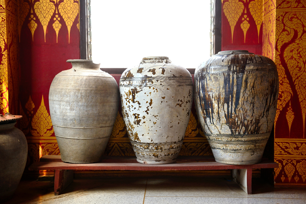 Jarrones de cerámica antiguos pintados en distintas tonalidades.