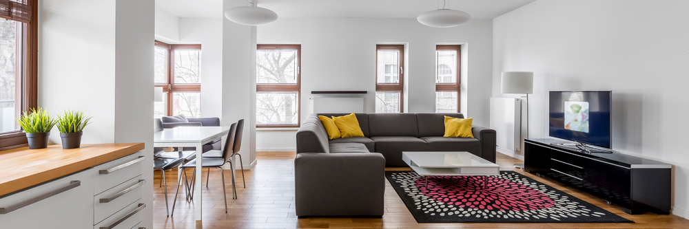 Decoración de un piso diáfano dividiéndolo en diferentes ambientes: cocina, salón, comedor.
