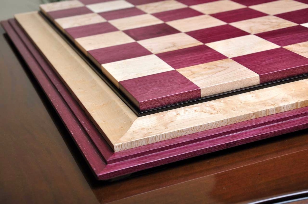 Tablero de ajedrez hecho con madera de corazón púrpura.