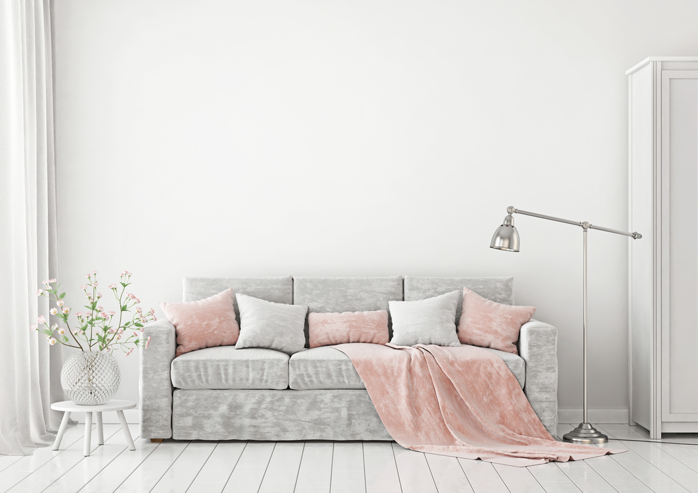 Decoración del salón en tonos pastel: rosa claro, gris y blanco.