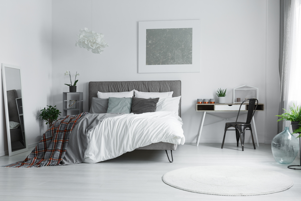 Dormitorio minimalista con colores cálidos.