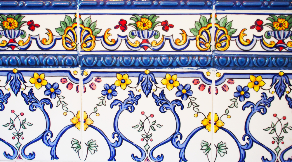 Azulejo rectificado con mosaico.