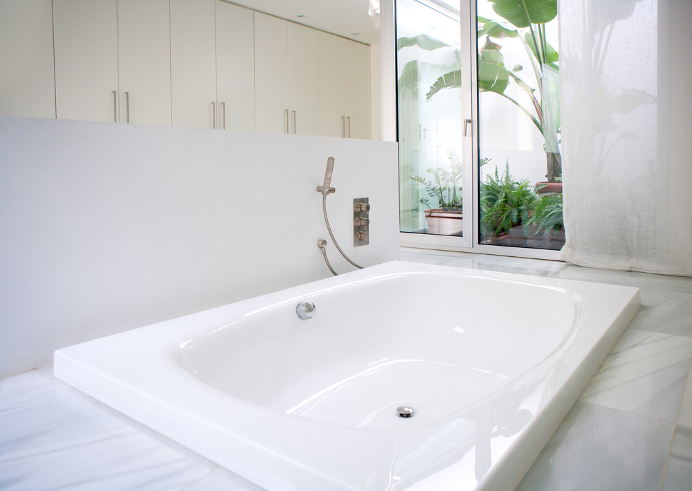Een wit bad met schone siliconen
