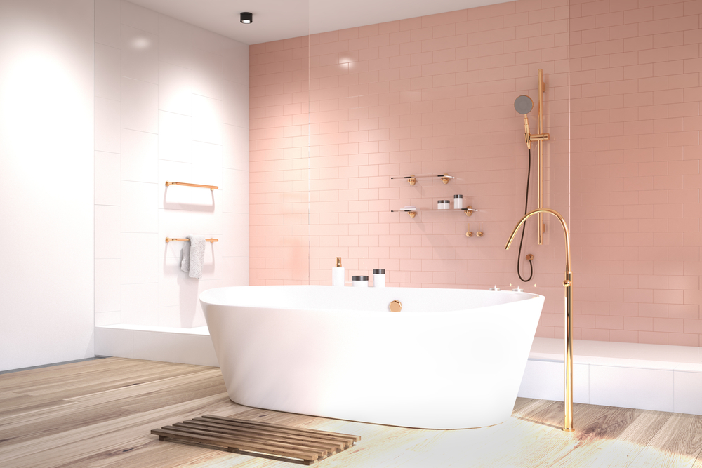 Baño con una pared rosa.