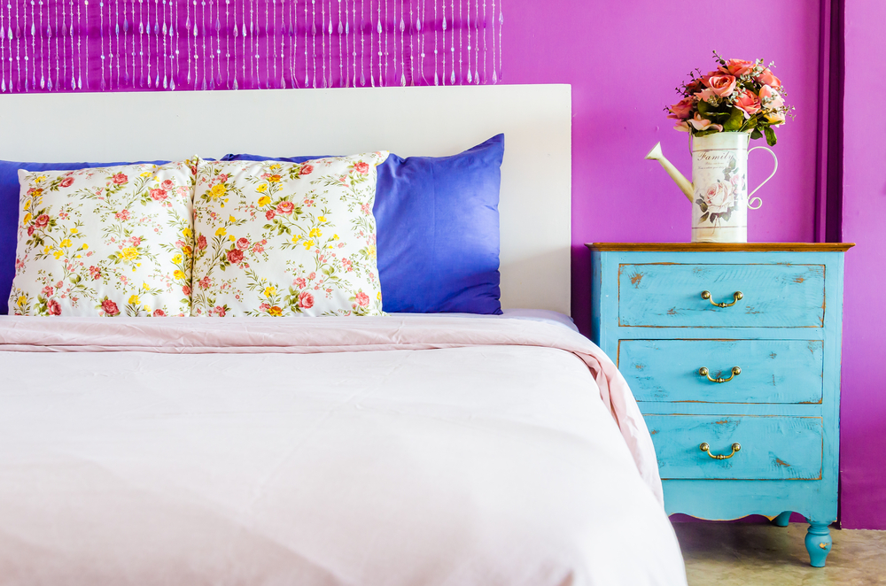 Dormitorio de colores vivos.