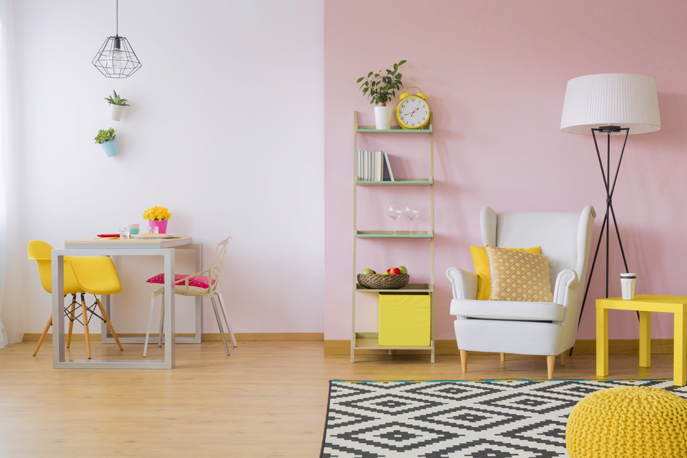Habitación con colores claros: rosa, amarillo, blanco, madera.