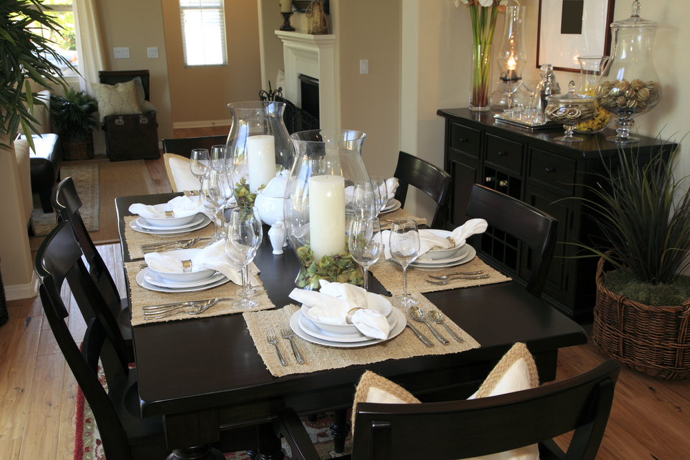 Showing how to decorate the dining room table