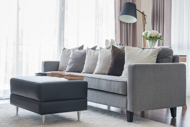 Decora tu salón con estos sofás grises